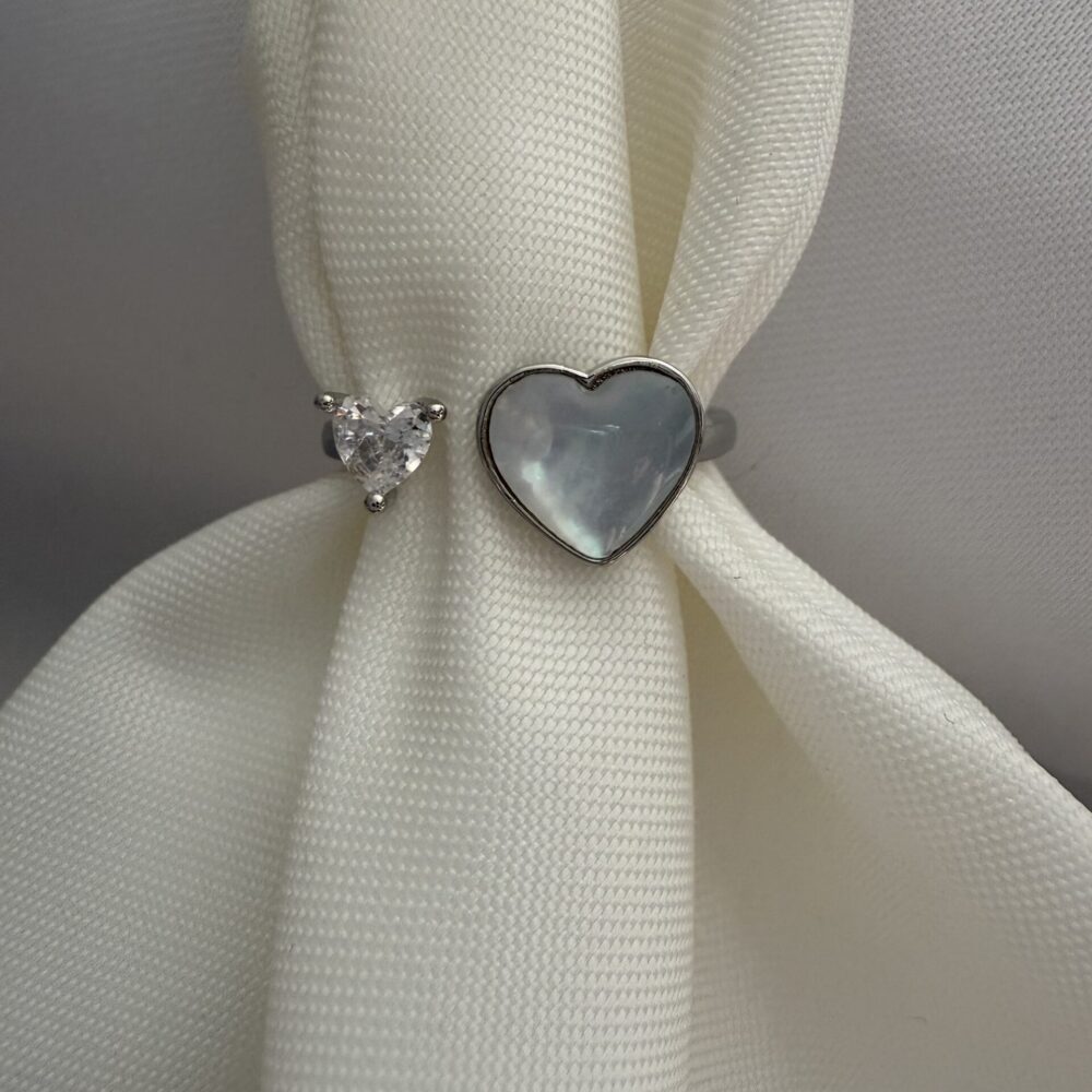 Gümüş Rengi Kalp Figürlü Ayarlı Yüzük