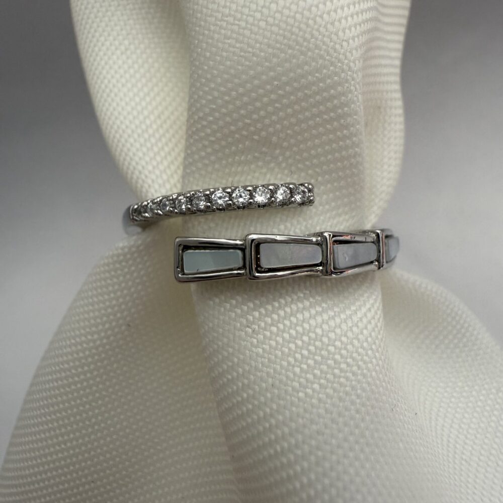 Çelik Gümüş Renkli Taşlı ve Dikdörtgen İnci Detaylı Yüzük