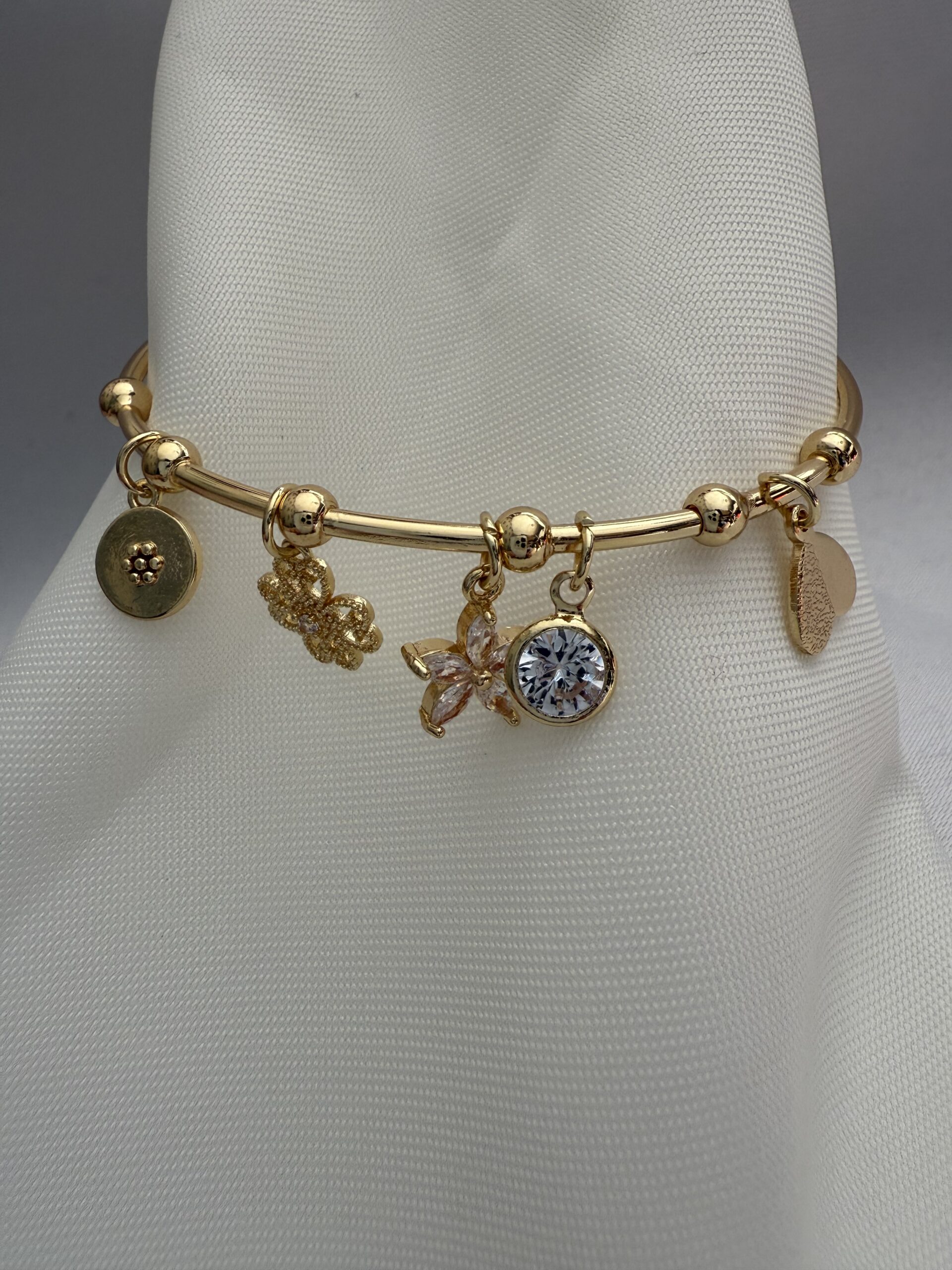 Çelik Altın Renkli Çiçek ve Figür Detaylı Charm Bileklik - Görsel 2