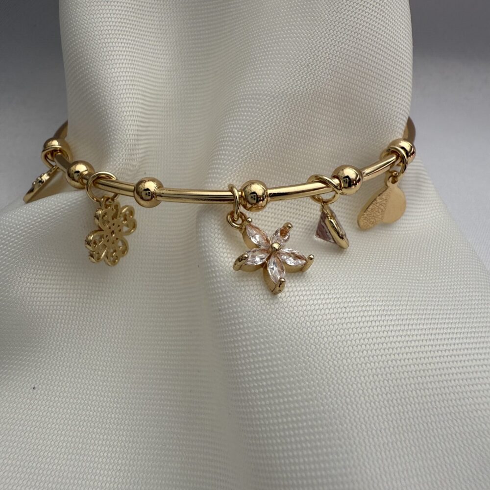 Çelik Altın Renkli Çiçek ve Figür Detaylı Charm Bileklik