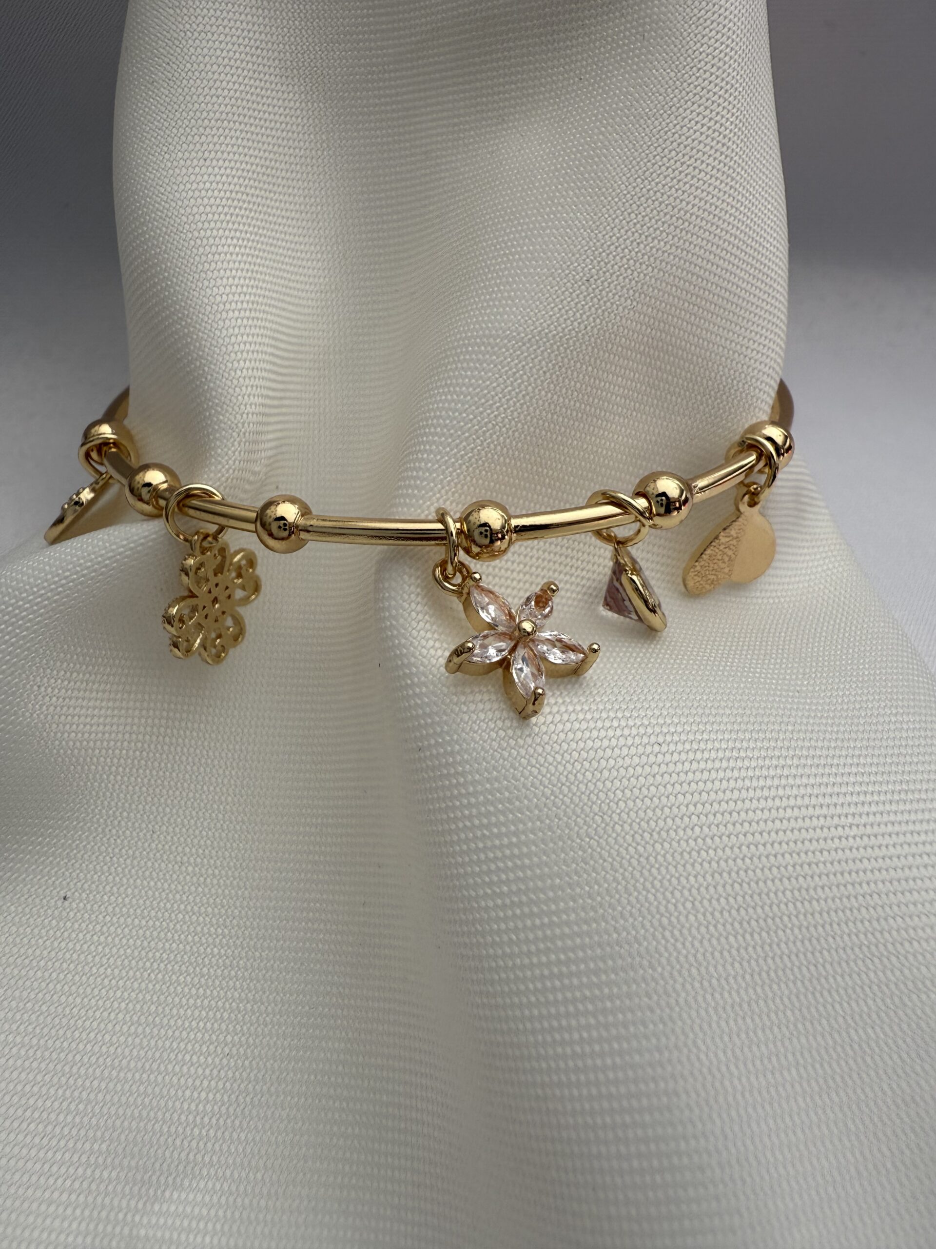 Çelik Altın Renkli Çiçek ve Figür Detaylı Charm Bileklik