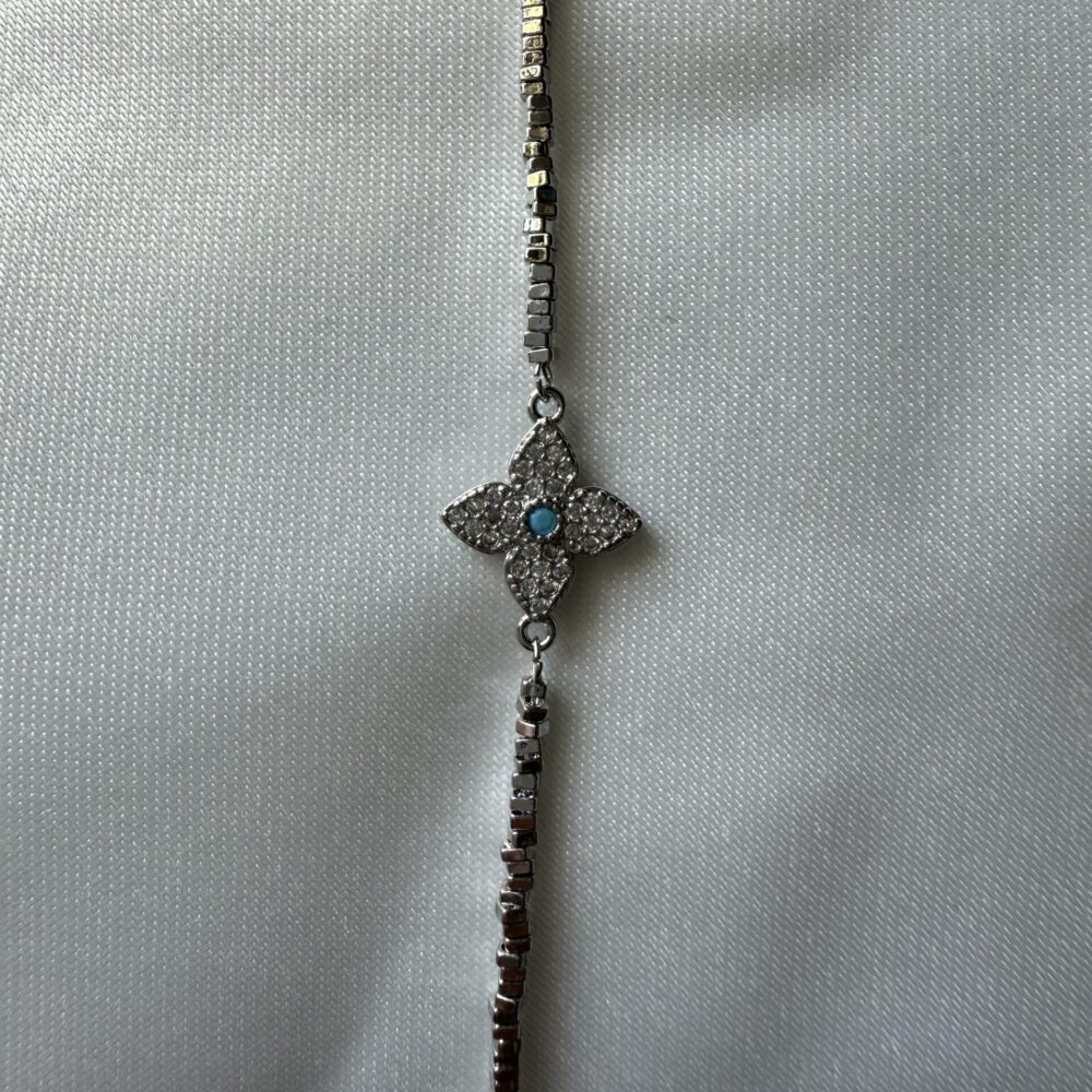 Gümüş Renk Mavi Taşlı Çiçek Motifli Kolye