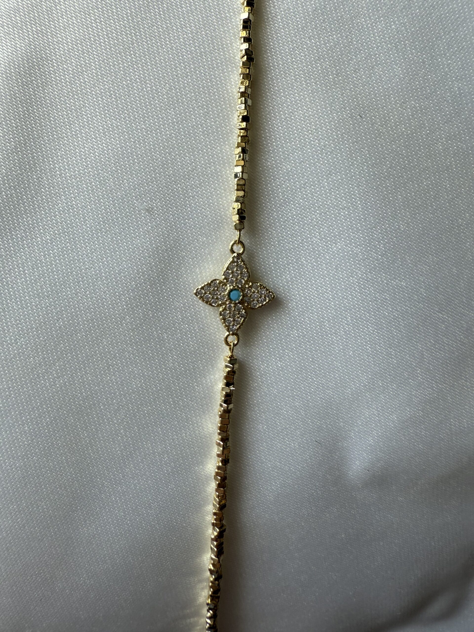 Altın Rengi Mavi Taşlı Çiçek Motifli Zarif Bileklik