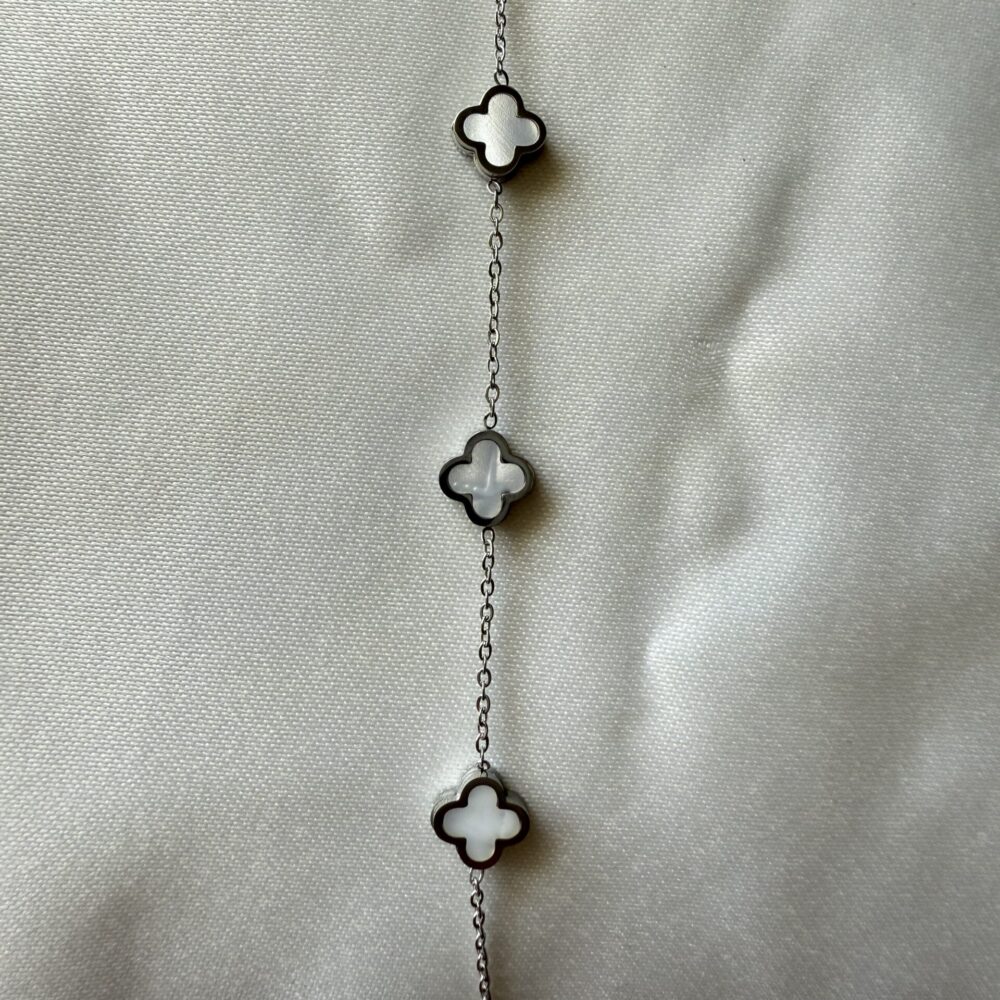 Gümüş Rengi Çelik Beyaz Mineli Yonca Motifli Zarif Bileklik