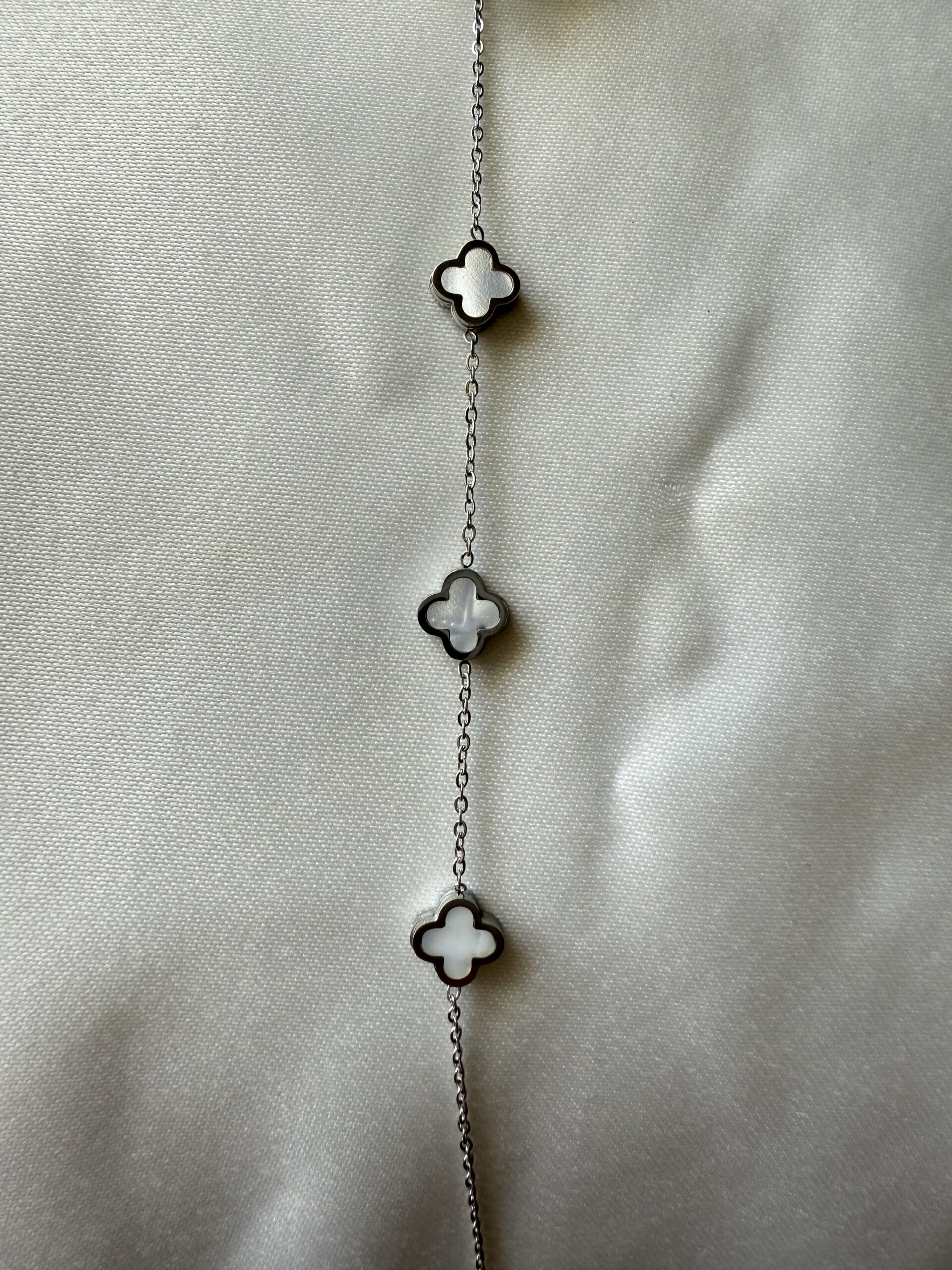 Gümüş Rengi Çelik Beyaz Mineli Yonca Motifli Zarif Bileklik