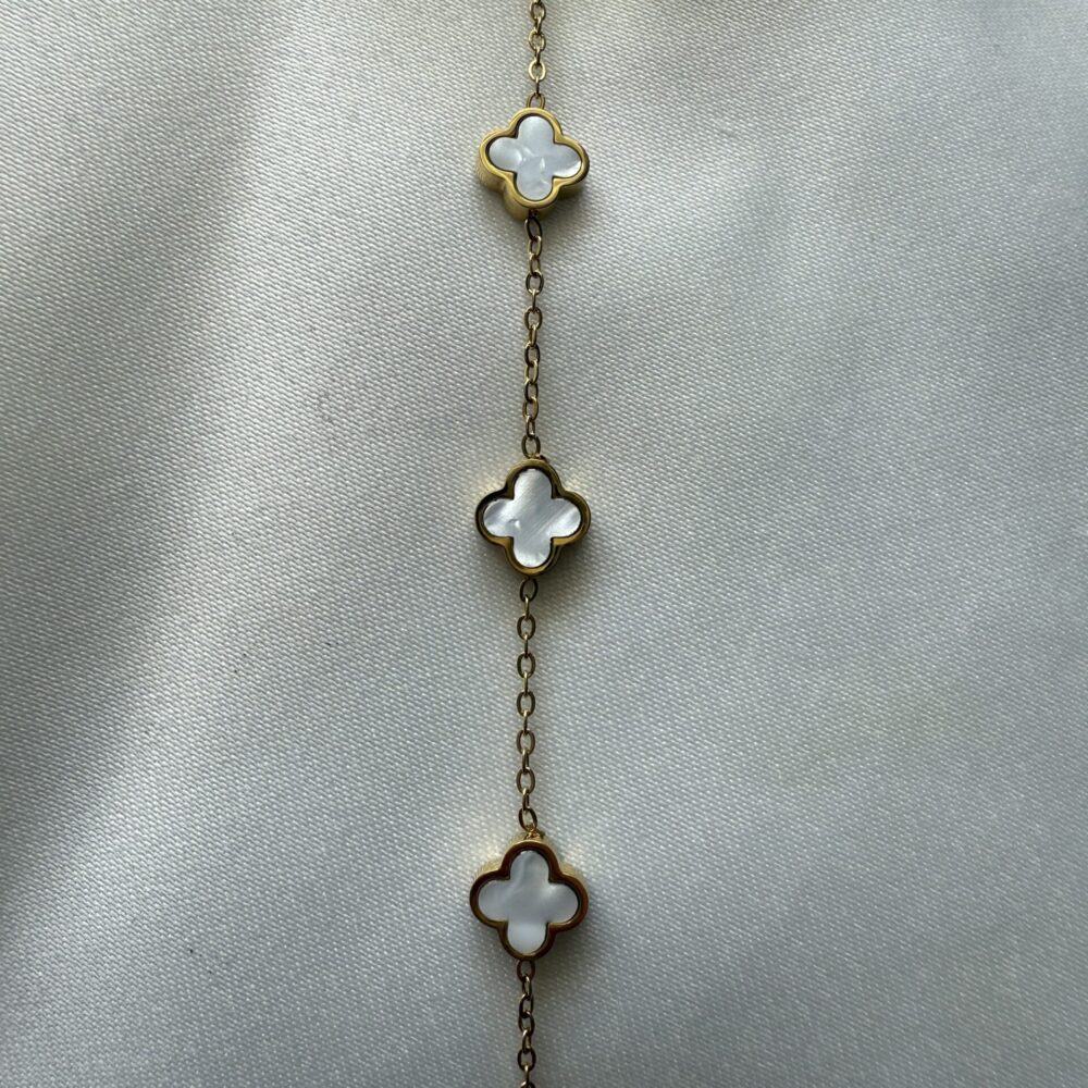 Altın Rengi Çelik Beyaz Mineli Yonca Motifli Zarif Bileklik